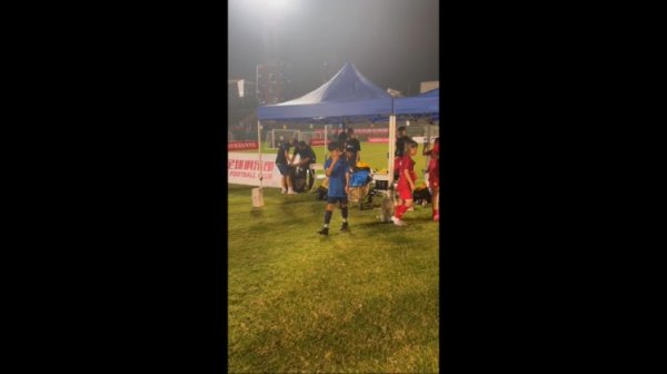 记者：来沪参赛的西班牙小球员知说念武磊，他的队友宛如大卫席尔瓦