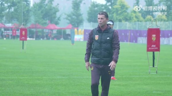 中国U20女足备战亚初赛，主帅科林-贝尔陈述近一年带队的感受