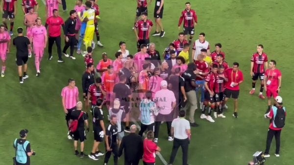 不是德保罗😂梅西保镖赛后出入相随，一把推开对标的前争论球员