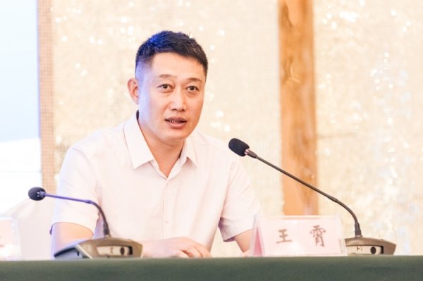 官方：卡斯特罗辞去代理主耕作职务，王霄将出任青岛红狮主耕作