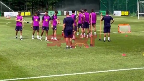 🥵面临首尔的高温，巴萨队员们用洒水器冲凉降温