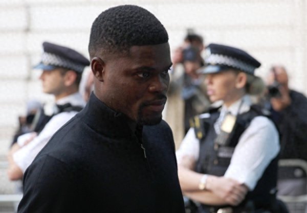 卫报: 数百名黄潜球迷联名示威, 要求俱乐部叫停托马斯交往