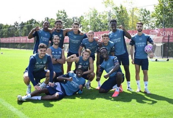 笑不出来😭阿森纳阅览赢球小队全员笑颜灿烂，法维却宛若局外东说念主