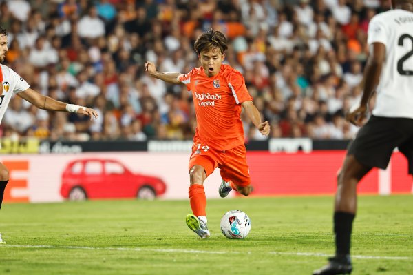 脚头真硬！24岁久保建英遭包夹从东说念主缝中起脚，强劲远射助队抢1分