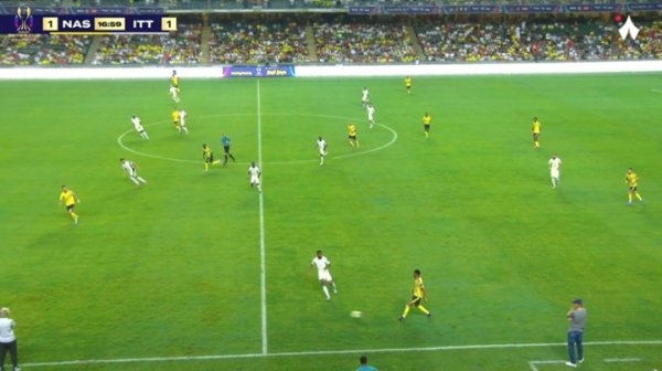 C罗左路齐集踩单车后传中，但被吹罚越位在先