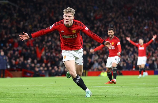 记者：那不勒斯衡量是否引进霍伊伦，曼联及球员要求强制买断条目