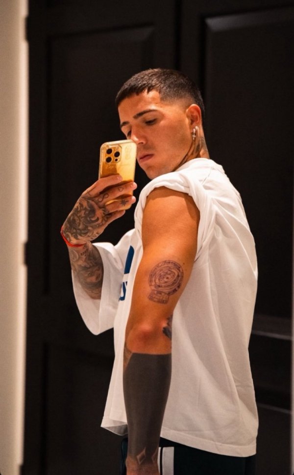 额外的驰念！恩佐将世俱杯冠军奖杯纹于手臂，问候切尔西荣耀