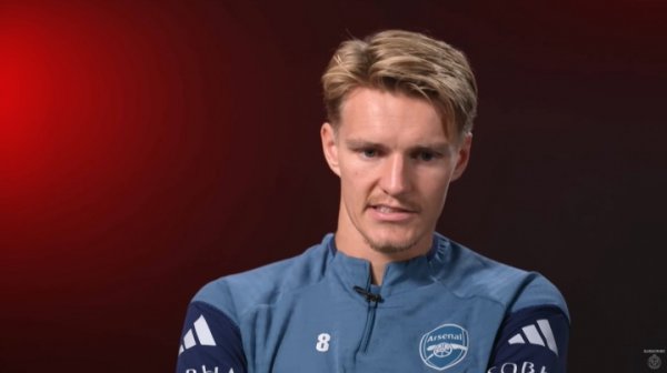 厄德高：苏维门迪是又名顶尖的球员，他能找到任何传球道路破线