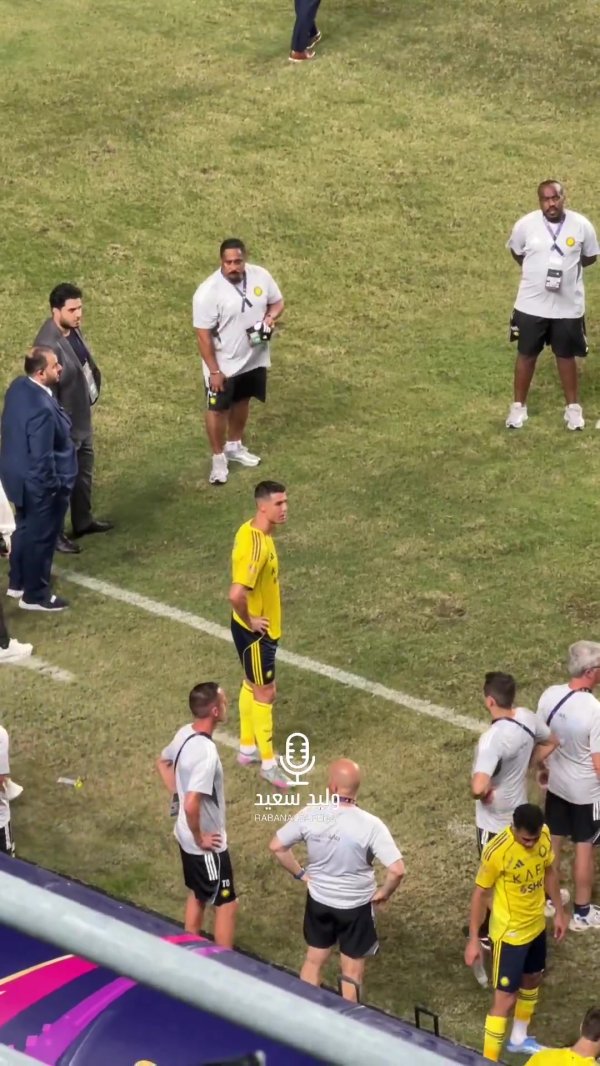 利雅得奏凯点球落败无缘冠军！赛后C罗站在场边，自言自语