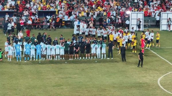 队长风采！C罗用手势告诉队友，即使输了比赛也要把头昂起来