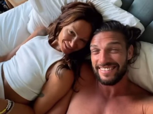 开摆了😂太阳报：36岁卡罗尔无视主帅告戒，养伤时间携女友度假