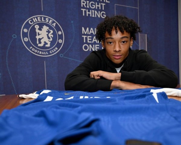 英媒：切尔西正与18岁中场戴尔谈续约，球员合同明夏到期