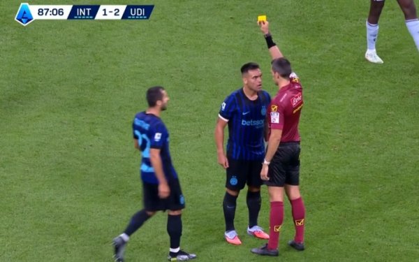 眼光肝火溢出😡劳塔罗被吹犯规，怒视+衔恨裁判被出黄牌