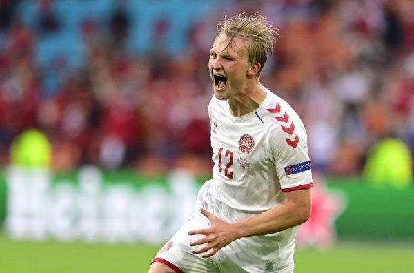 记者：安德莱赫特27岁时尚多尔贝里摄取阿贾克斯体检