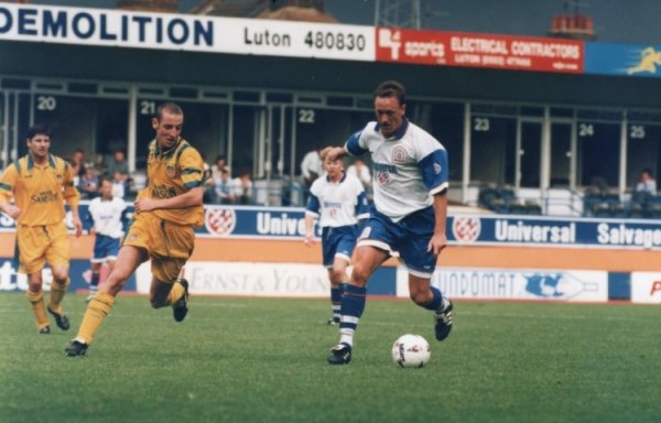 卢顿旧将约翰尼-维尔斯特鲁普因病离世年仅58岁，俱乐部发文吊祭