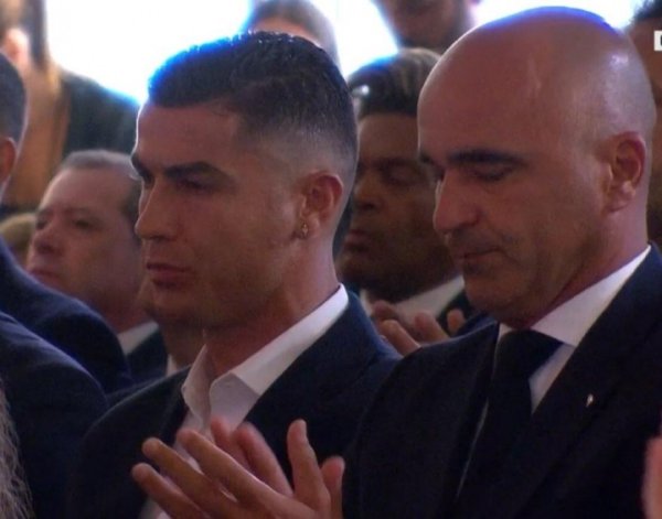 🕯️葡萄牙众将出席若塔驰念庆典：C罗献欧国联奖杯&慰问其父亲