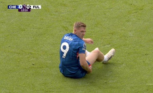 平直回更衣室了！第12分钟，德拉普大腿后侧拉伤，乔治替补登场