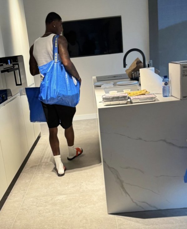 拉什福德被拍到现身宜家选购居品，身着白背心+短裤+白袜+拖鞋