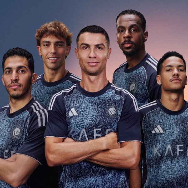 阿迪达斯发布利雅赢得手新赛季客场球衣，蓝色主色彩+像素立场