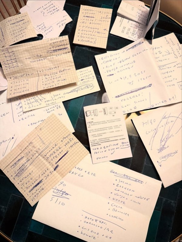 转会窗确凿的顶流！罗马诺晒转会稿件，密密匝匝&从早忙到晚