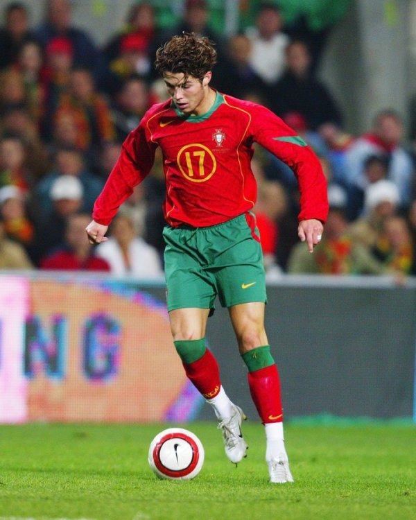 22年活化石！C罗03年8月完成葡萄牙首秀，已在国度队拓荒了22年