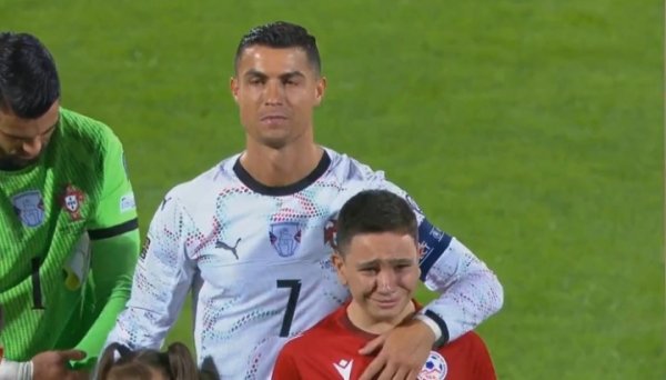 追星见效！C罗入场时带着的小球童欢快得哭了出来