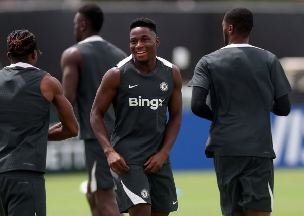 葡萄牙足协官方：切尔西中场埃苏戈在覆按中右大腿肌肉不适