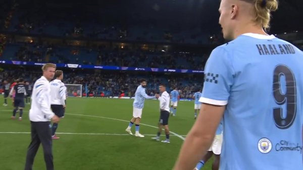 泪目了🥺哈兰德赛后叫住德布劳内，两东说念主挨肩搭背嬉闹话旧