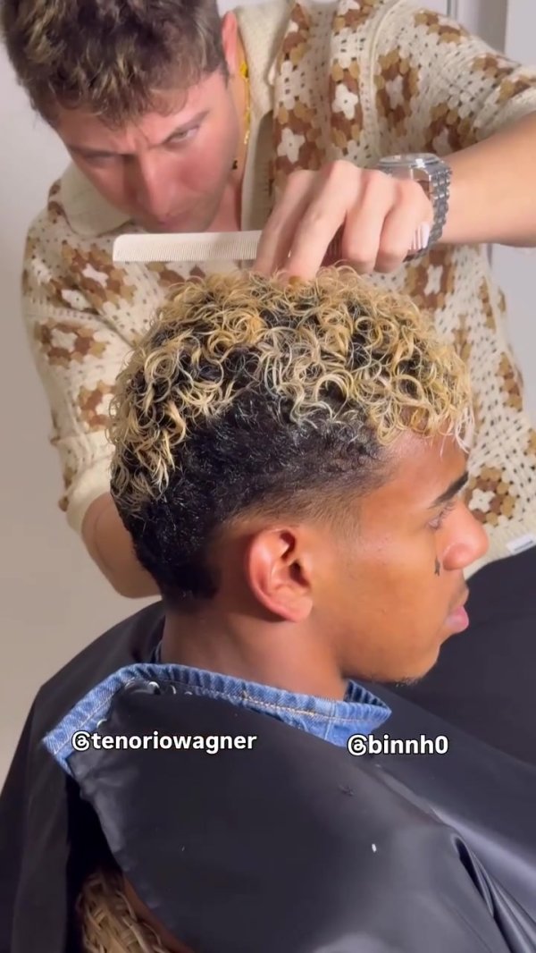 大战在即！欧冠对阵巴黎赛前，亚马尔剃头