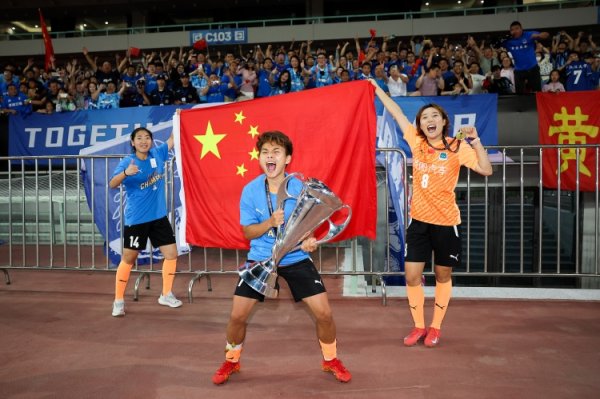 王霜：许多东说念主由于亚冠的顺利记着了武汉女足，咱们有决心和职守感