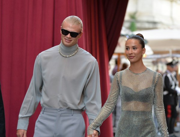 甜😋哈兰德谈女友：一运行她先给我发信息；晚上我作念饭她玩游戏