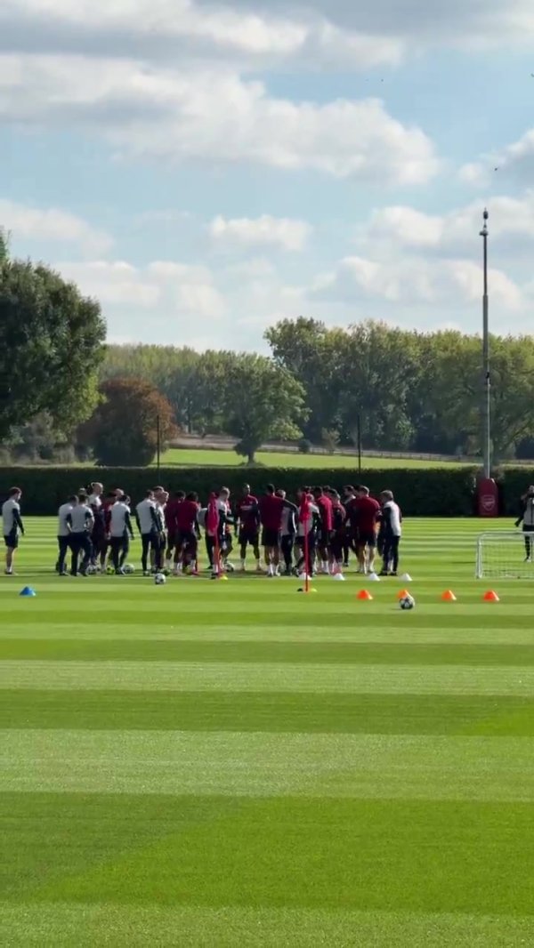 球队凝华力！萨利巴续约后亮相老师，阿森纳队友纷繁拍背道贺