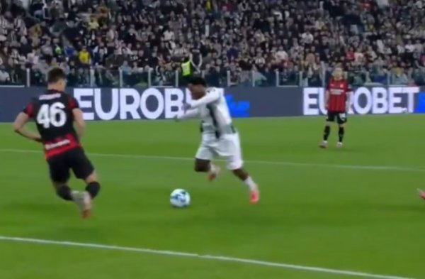 球场笑剧东谈主😂戴维禁区绝佳契机念念敲门，成果我方支执脚踏空颠仆