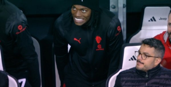 希门尼斯禁区一皆内切后扣门被扑，莱奥看后呲着大牙面庞略显恶毒