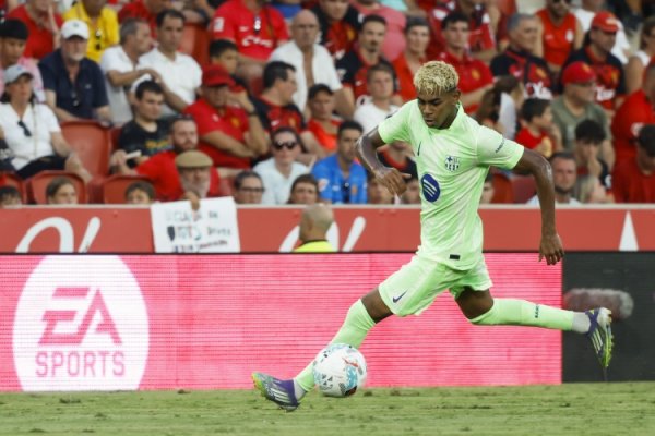 世体：巴萨当天进行了本周终末一训，费尔明和亚马尔等东说念主不时收复