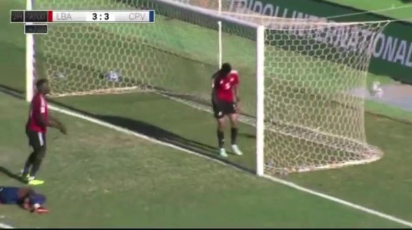 只差少许...佛得角碰到单刀不进+被门线突围，晋级悬念将留至末轮