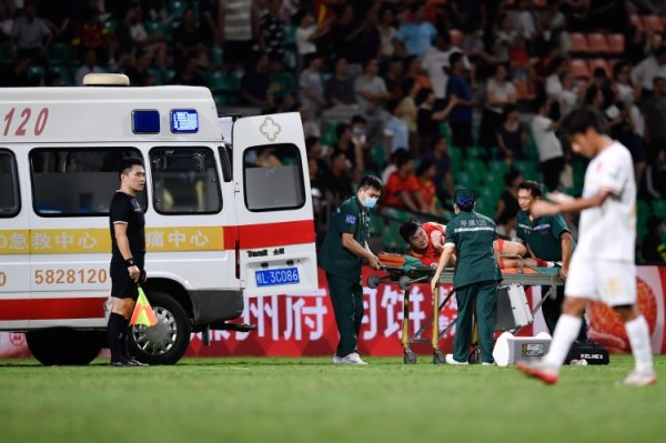 广西平果官方：黄威右侧胫腓骨下段骨皮质断裂 收复本事展望8个月