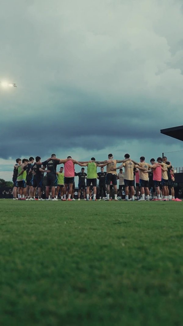 阿根廷队社媒晒球员致哀视频，吊问耗损的博卡主帅鲁索