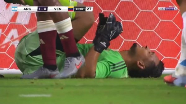 给哥们砸晕了😅劳塔罗近距离三连射，门将两连扑后倒地接收诊治