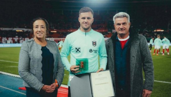 官方：莱比锡中场鲍姆加特纳助力乌干达教授慈善，获平正竞赛奖