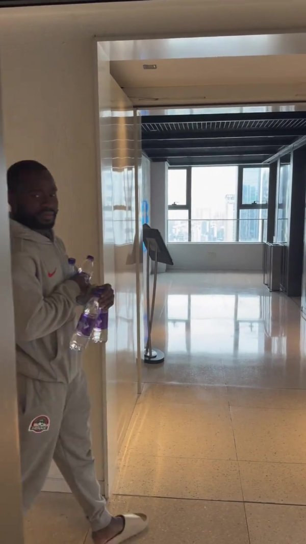 口吐芬芳！阿奇姆彭被纳萨里奥恶搞后用汉文爆粗：WCNMLGB🤣