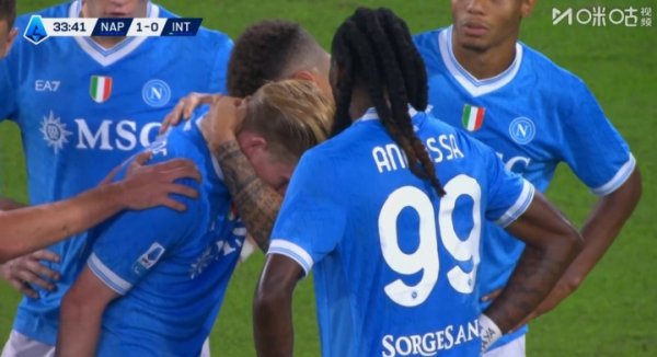 疑似又是腿筋伤情🚨德布劳内点射时受伤，平直被队医搀扶下场