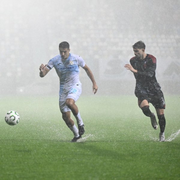 因暴雨和球场严重积水问题，欧协联一比赛被动中断