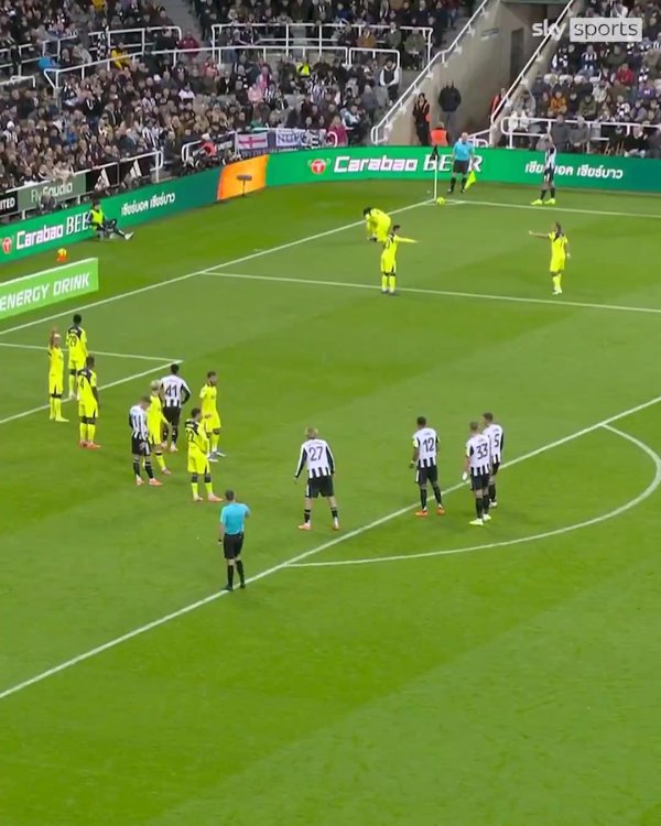 系鞋带导致丢球！名宿批热刺驻守：太稚子了，指望裁判吹停比赛