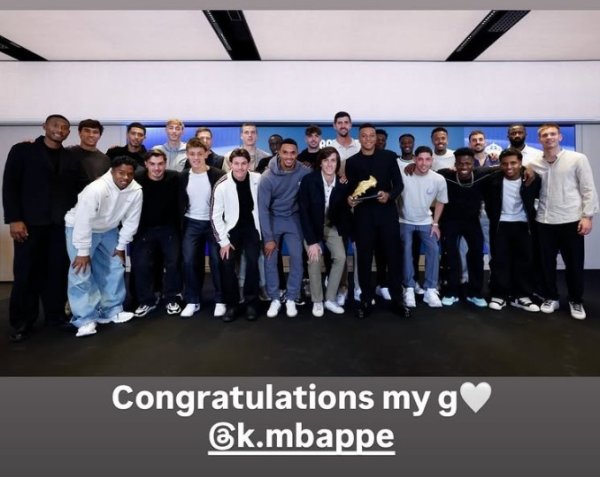 姆巴佩领取欧洲金靴奖！贝林厄姆社媒晒全队合影：道喜我的昆季