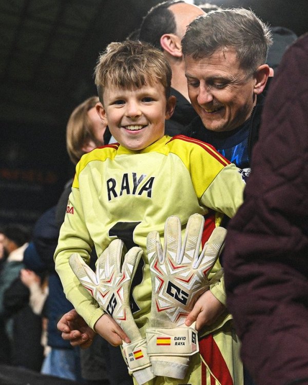 都集7场零封！拉亚赛后将球衣和手套送给一位小球迷