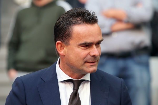 荷媒：第三次尝试，阿贾克斯负责斟酌请回奥维马斯担任技巧总监