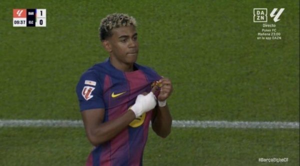 编削来了？亚马尔一改此前“加冕”神色，进球后亮队徽和队友庆祝