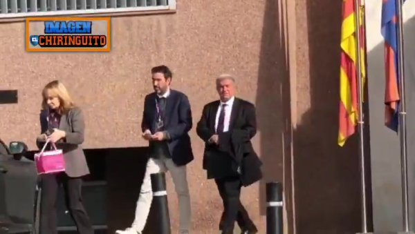 何如看待梅西夜访诺坎普？拉波尔塔朝镜头竖大拇指，不作回答