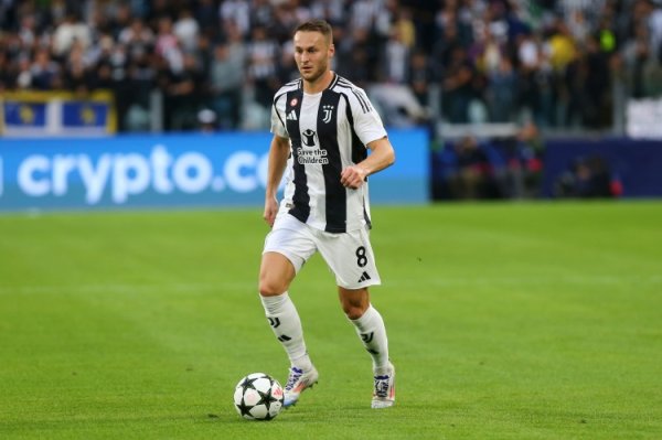 博班：库普梅纳斯是隧谈的中场，长久来看他可能无法符合踢中后卫